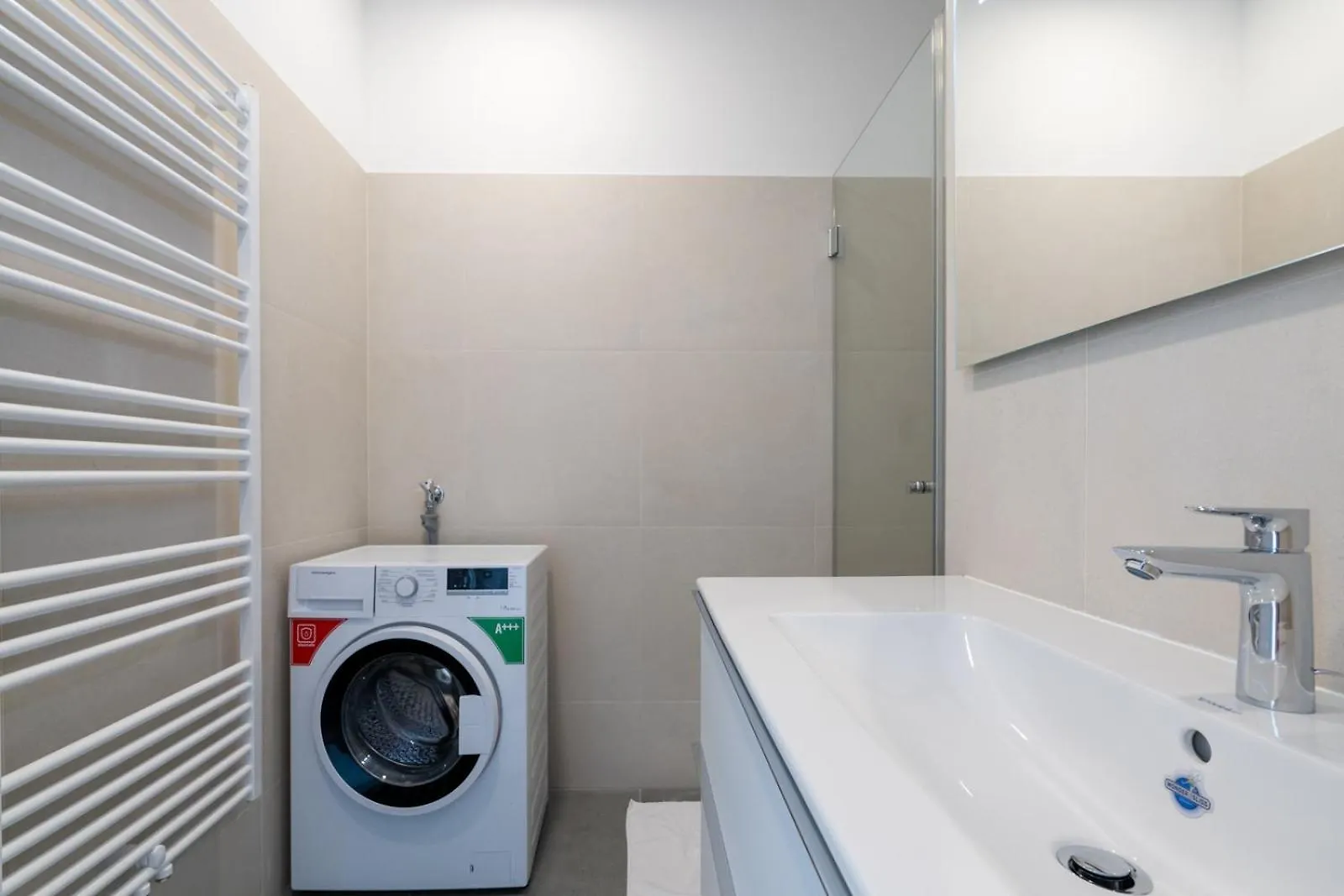 Luxurious 70 M2 With Balcony & Air Conditioning Vienna Apartment
