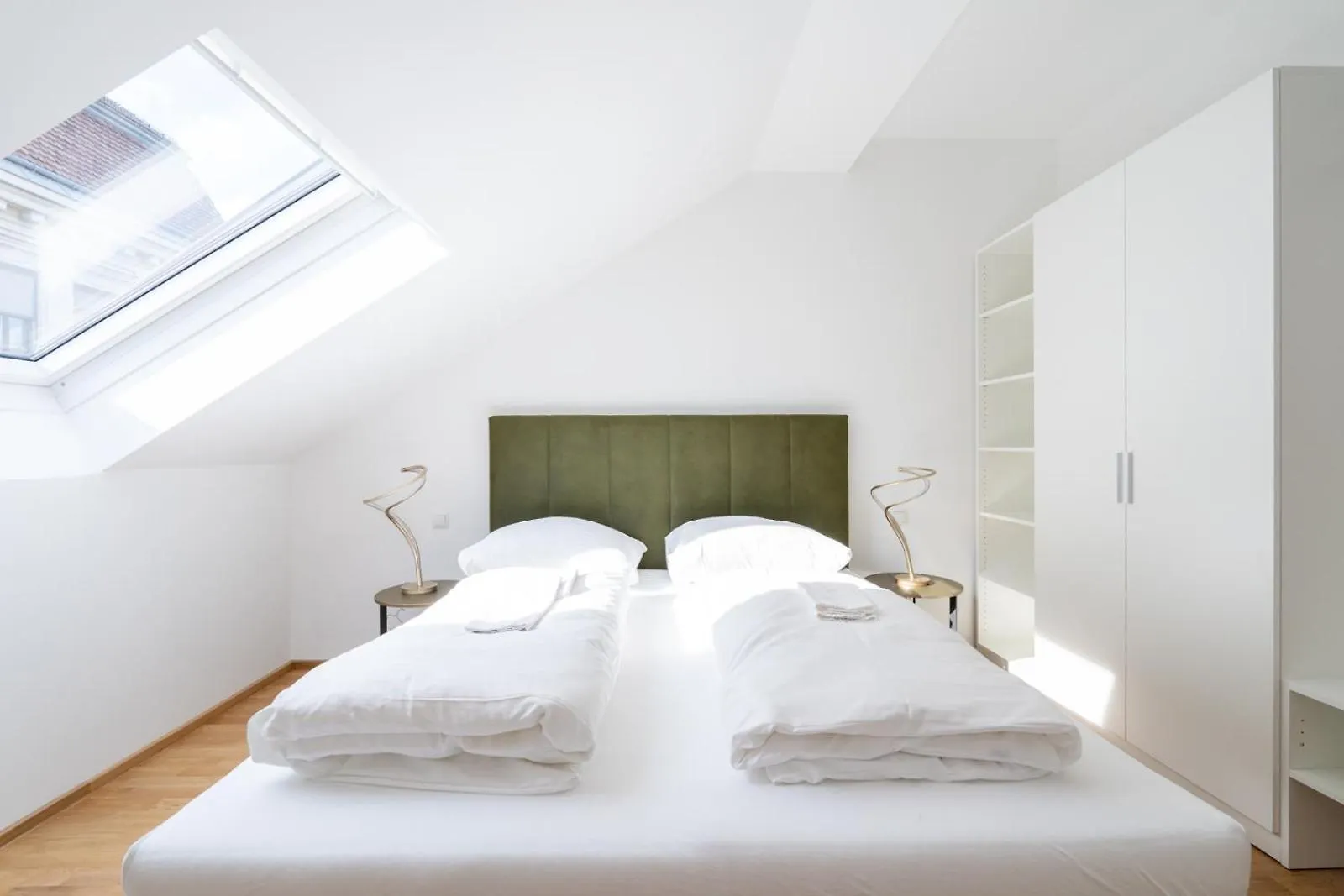 Luxurious 70 M2 With Balcony & Air Conditioning Vienna Apartment